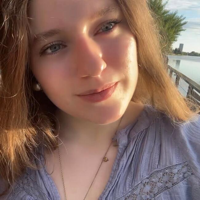 Babysitter in Saint-Priest-Bramefant: Florine