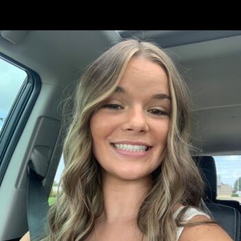 Babysitter in Evansville: Mia
