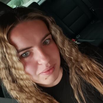 Babysitter in Saint-Romain-le-Puy: Lola
