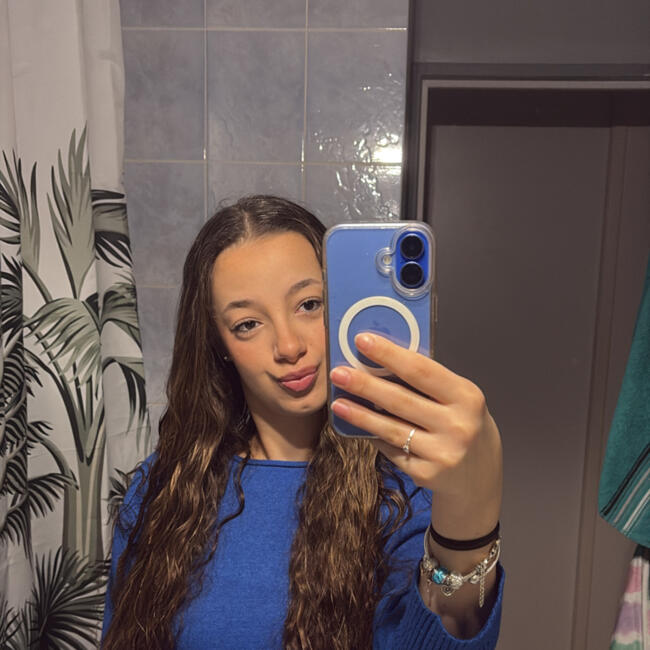 Babysitter in Chozeau: Colleen