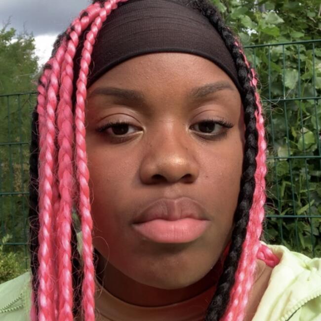 Beauvais的保母: Carine.