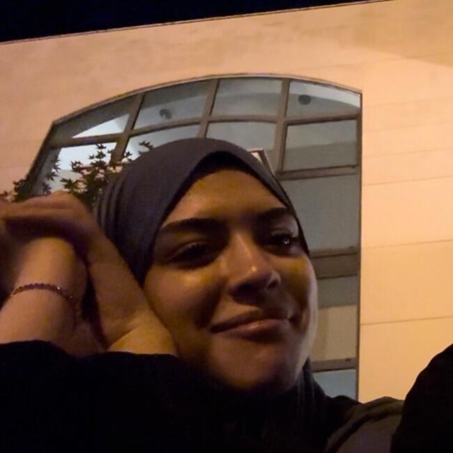 位于圣莫代福塞的临时保姆: Sarah