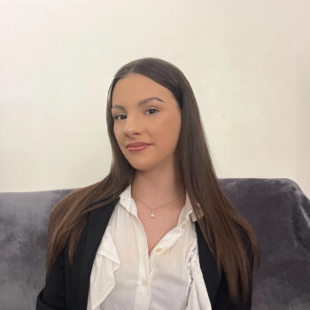 Babysitter in Fontaines-sur-Saône: Eva
