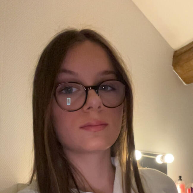 Babysitter in Saint-Vincent-Lespinasse: Laura