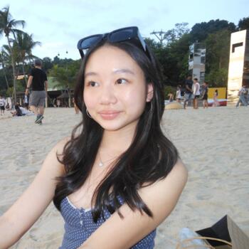 Babysitter in Singapore: Phoebe