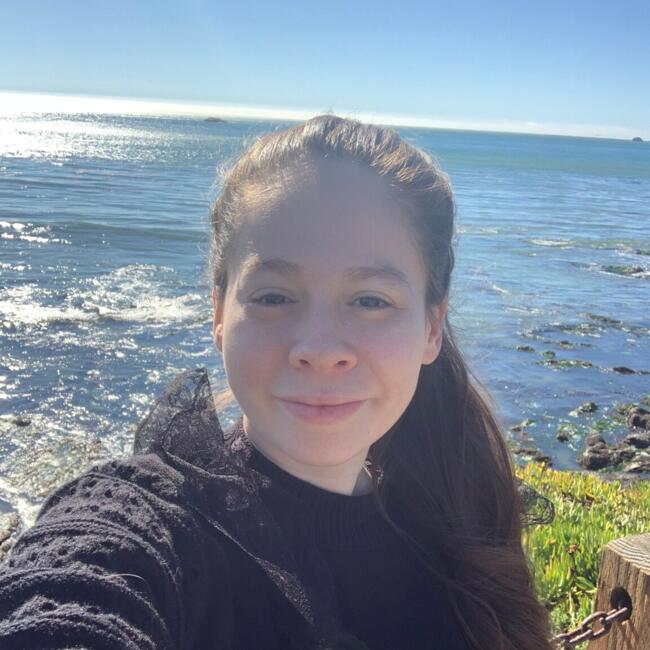 Babysitter in Fresno: Carmen