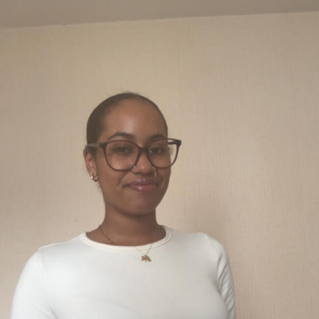 Babysitter in Évreux: Melody