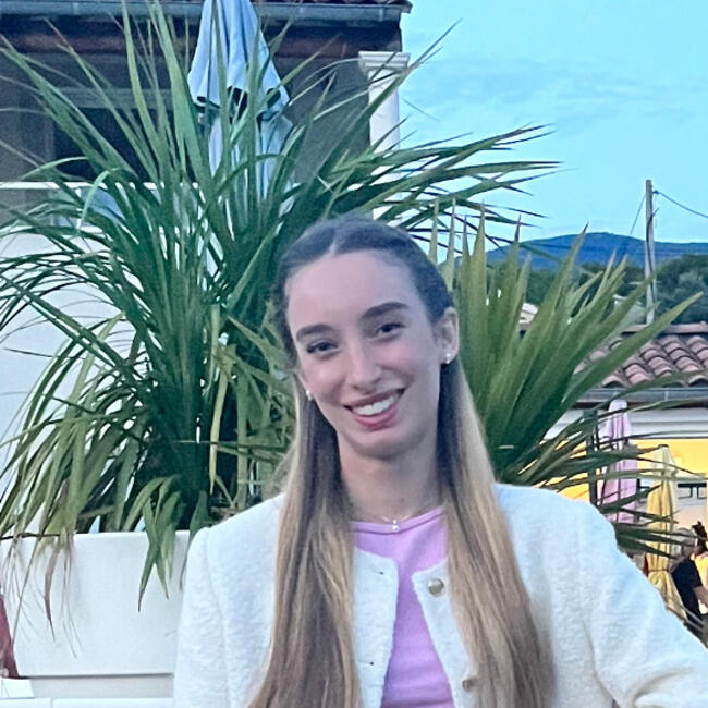 Babysitter in Martigues: Nell