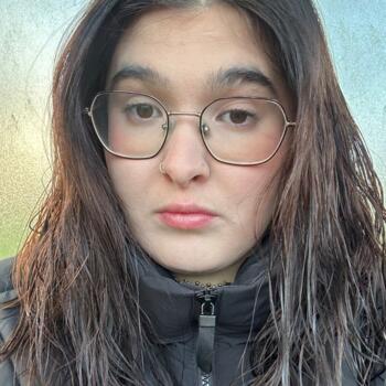 Babysitter in Saint-Denis-de-Gastines: Estelle