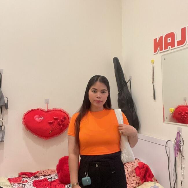 وظيفة جليسة أطفال في دبي: Mona