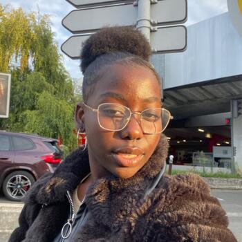 Babysitter in Paris: Emmanuela