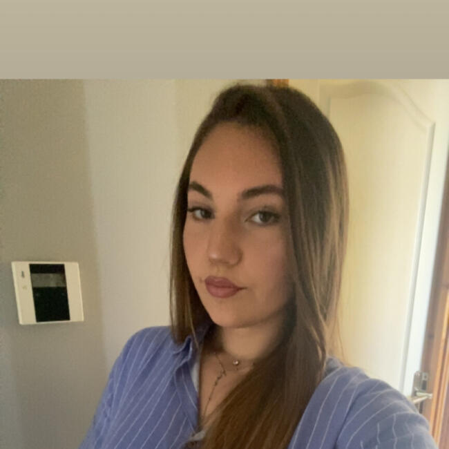 Babysitter in Saint-Germain-la-Blanche-Herbe: Justine