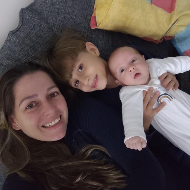 Emprego de babá em Jacareí: KAMILA