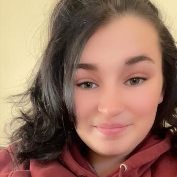 Babysitter in Saint-Aignan-sur-Roë: Maya