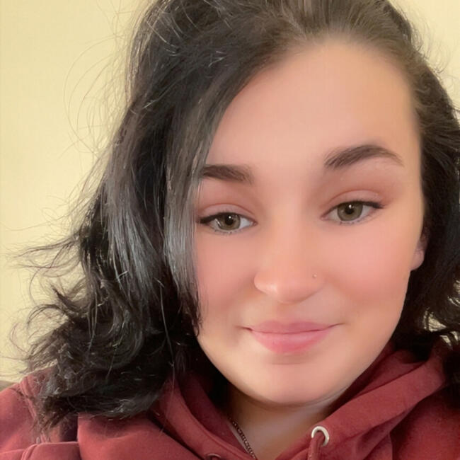 Babysitter in Saint-Aignan-sur-Roë: Maya