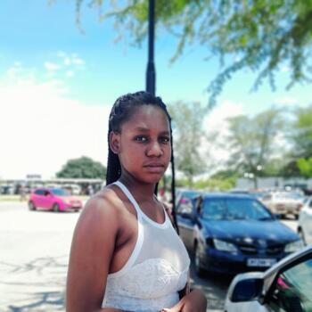 Babysitter in Akasia: KGOMOTSEGANG AMARA