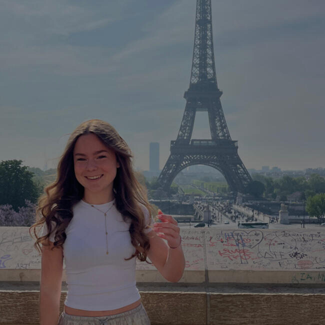 Babysitter in Saint-Paul-Trois-Châteaux: Olivia