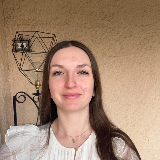 Babysitter in Meyzieux: Inès