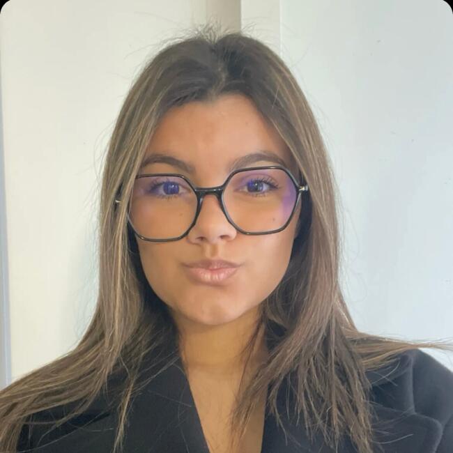 Babysitter in Saint-Denis-de-Pile: Hana