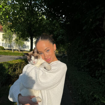 Babysitter in Brussels: Iness