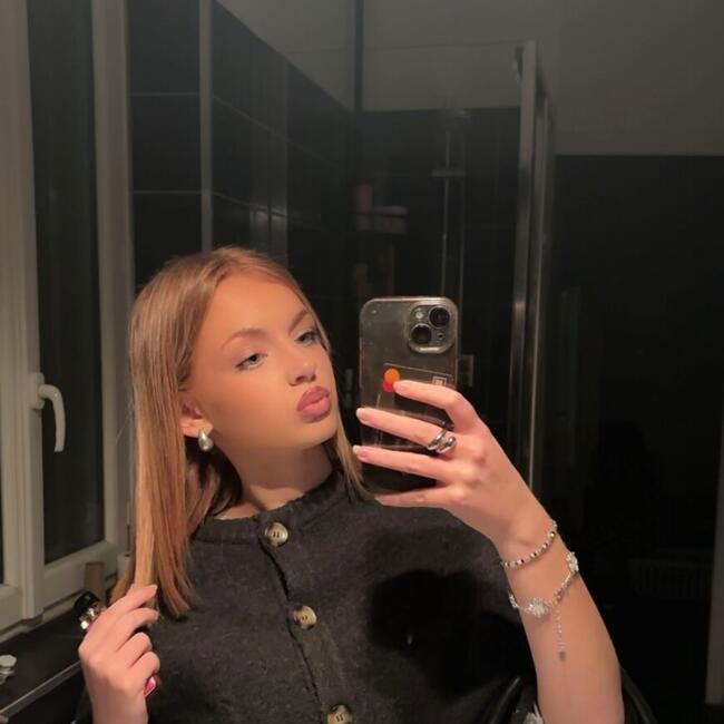 Babysitter in Pont-de-Metz: Chloe