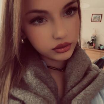 Babysitter in Pont-de-Metz: Chloe