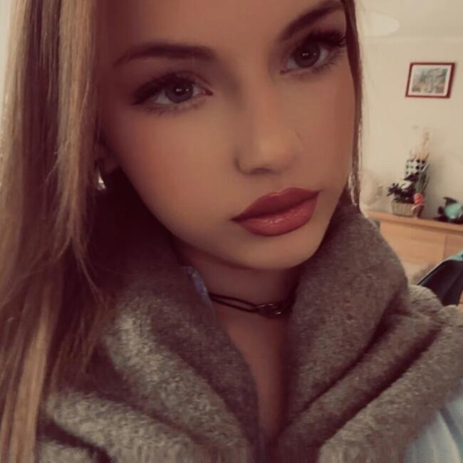 Babysitter in Pont-de-Metz: Chloe