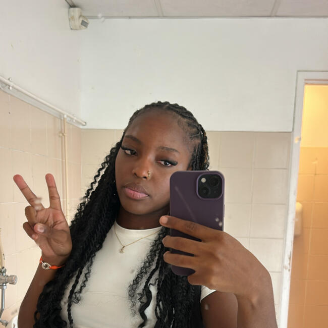 Babysitter in Saint-Alban: Ashley