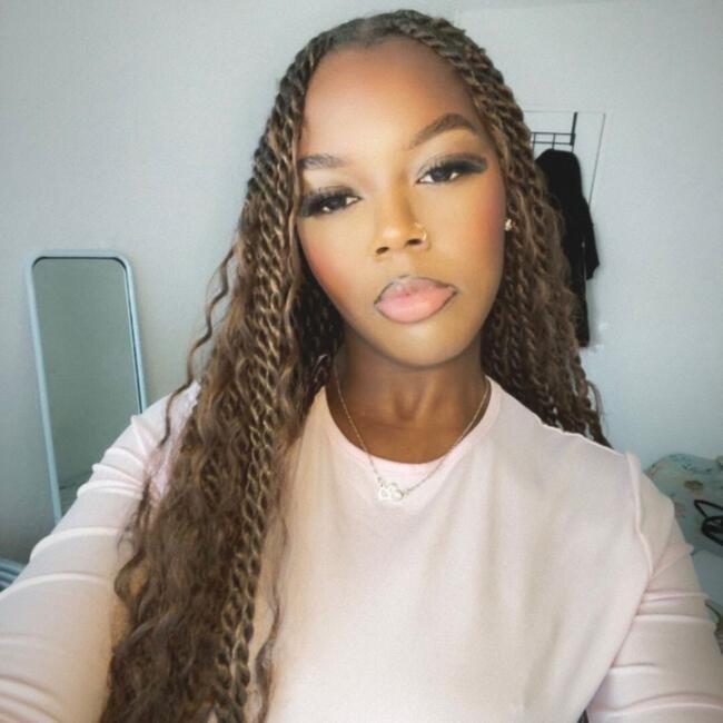 Babysitter in Évry: Mirella