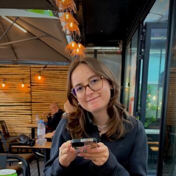 בייביסיטר ב- מודיעין: Lilou