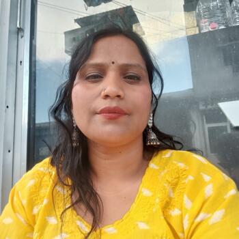 Babysitter in Vikāsnagar: Radha