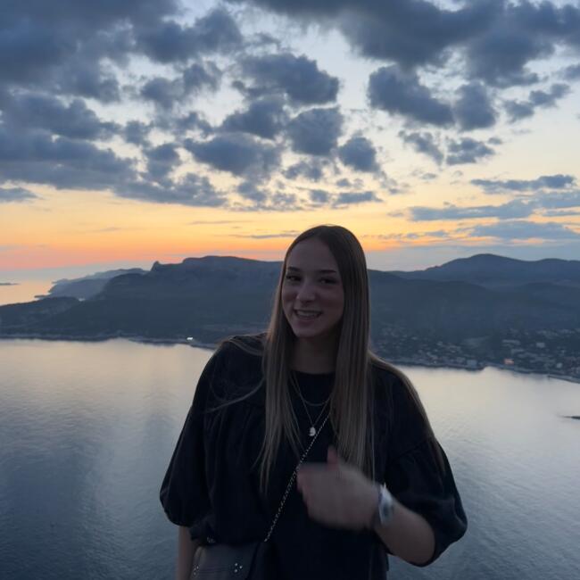 Babysitter in Aubagne: Lola