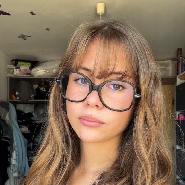 Babysitter in Grez-sur-Loing: Alyssa