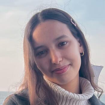 Babysitter in Paris: Kahina