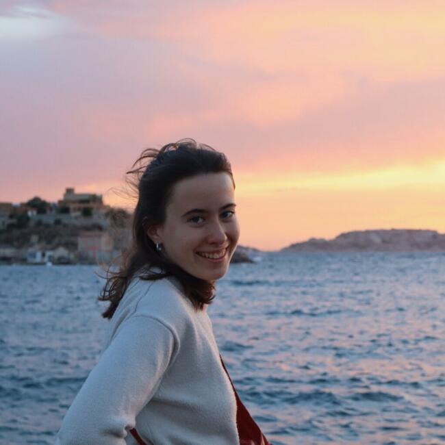 Babysitter in Paris: Mina