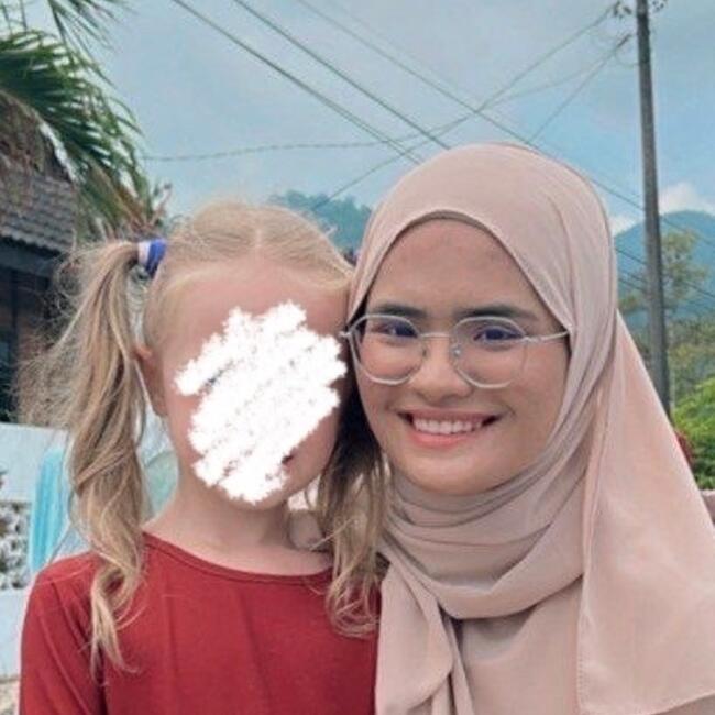 Babysitter in Kuah: Bella Husni