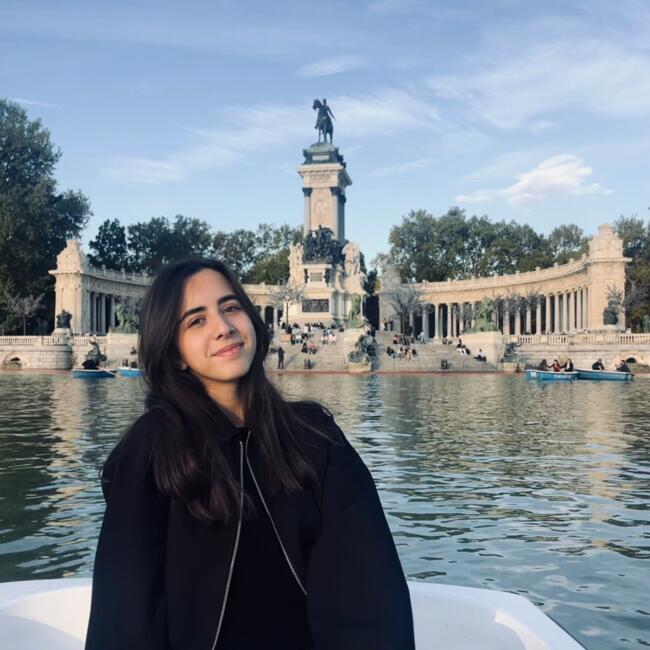 Babá em Madrid: Dina