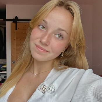Babysitter in Saint-André-des-Eaux: Emma