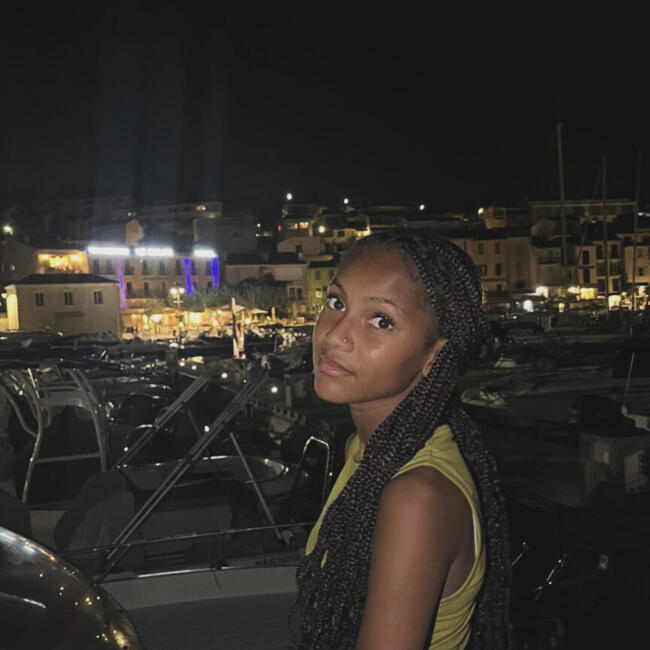 Babysitter in Joué-lès-Tours: Nelly