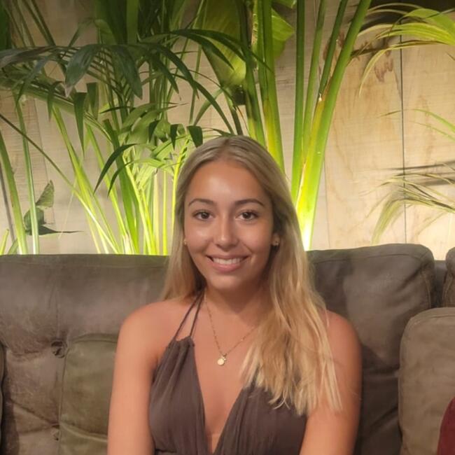 Babysitter in Brou: Chloe