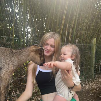 Baby-sitter Lourches: Leana