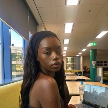 Babysitter in Sydney: Linda