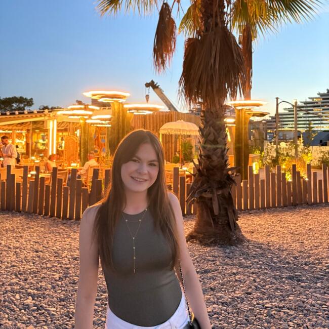 Babysitter in Villeneuve-Loubet: Louise