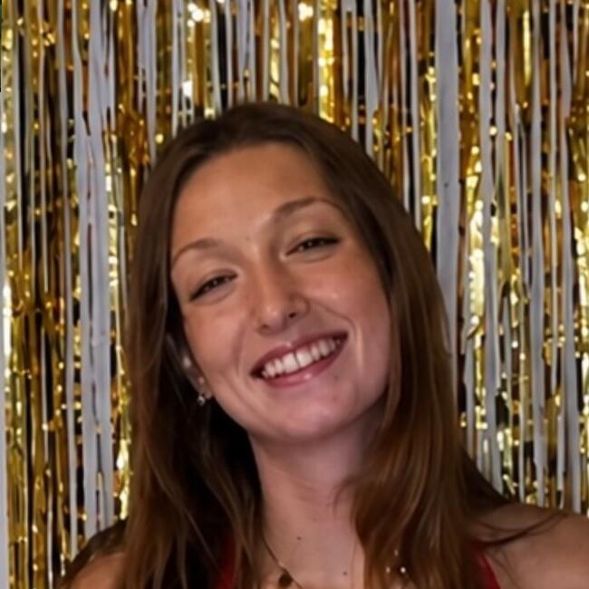 Babysitter in Saint-Sauveur-de-Pierrepont: Mia
