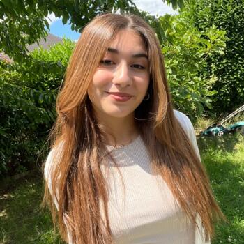 Babysitter in Magny-le-Hongre: Lina
