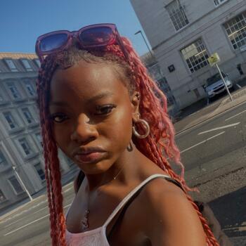 Babysitter in Northampton: Tan