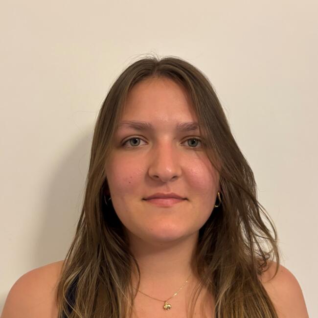 Babysitter in Paris: Mona