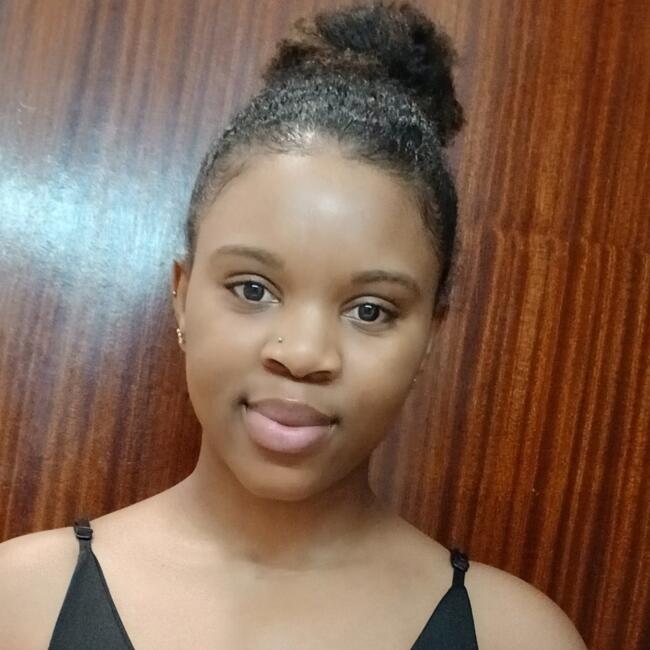 Babysitter in Almada: Nadine