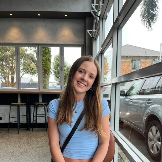 Babysitter in Nelson: Holly