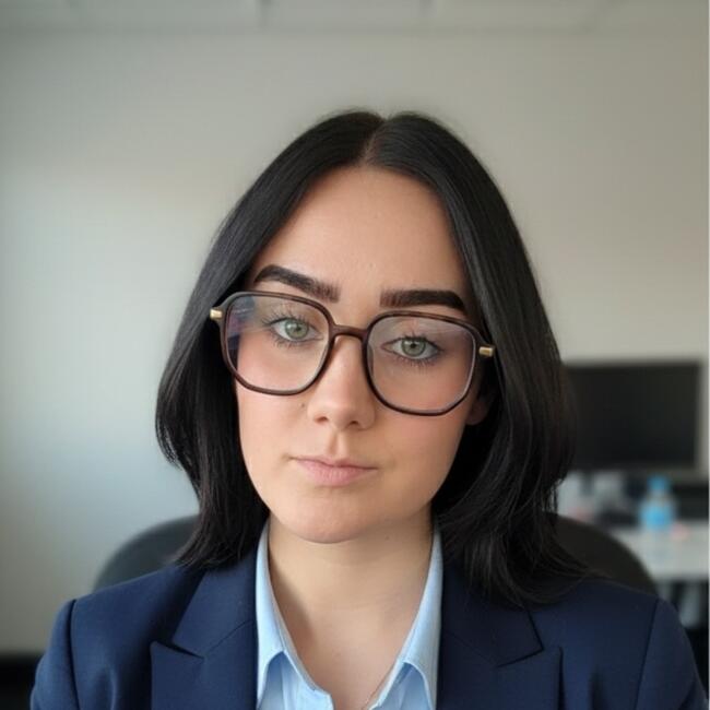 Babysitter in Le Manoir: Lucie